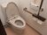トイレには温水洗浄便座のついた洋式便器を用意している。壁には操作パネルがあり、ペーパーホルダーを備え付けている。