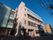 住宅型有料老人ホームは５階建てで、外壁にはタイルが貼られている。また入り口部分の敷地には、視覚障害者誘導用ブロックを設置している。