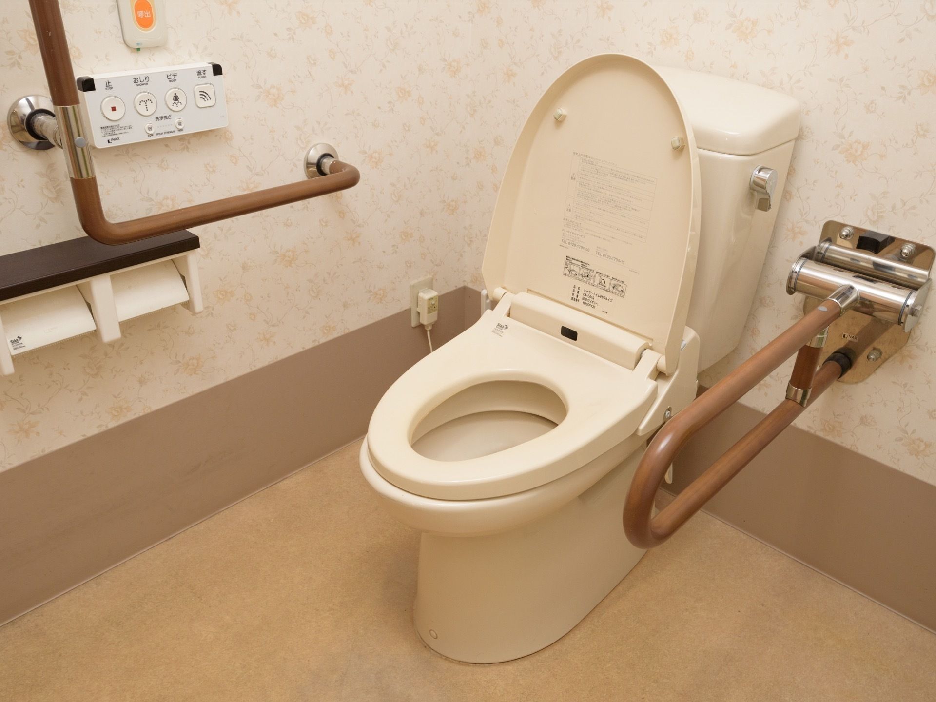 お手洗いには温水洗浄便座のついた、洋式便器を設置している。また壁には手すりがあり、ナースコールを備え付けている。
