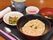 お盆の上にご飯がきれいに盛り付けてある。栄養を考えた食事メニューになっているので、入居者様も健康を維持しやすくなっている。