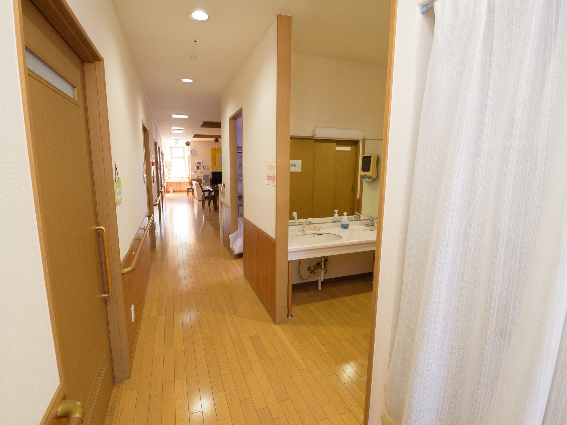 居室のドアが並ぶ廊下である。通路を挟んだ所にトイレを設けている。トイレスペースには、洗面台を備え、横には、ハンドペーパーを取り付けている。