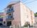 当施設が運営している併設の診療所裏には、来訪者様用に完備した屋内駐車場の出入口がある。施設へいらした方も駐車場使用可能。