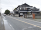 施設外観と周辺の静かな街並み