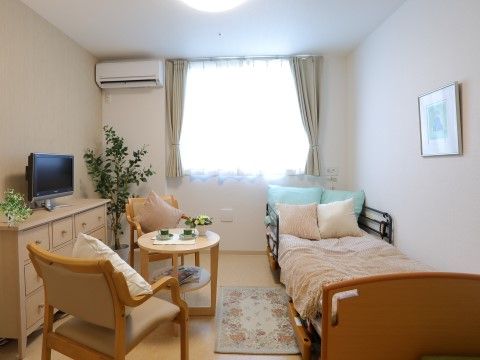 「介護付き有料老人ホーム住まいる入間」の居室。リラックスしてお過ごしいただける、個人のスペース。