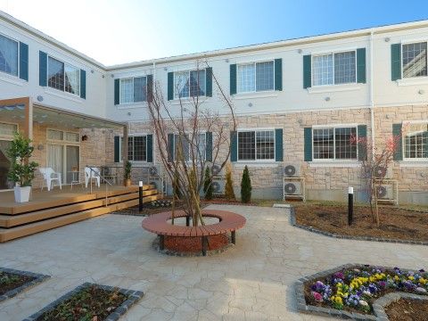 「介護付き有料老人ホーム住まいる入間」の中庭。敷地内に庭を設け、癒しのある空間づくりを行っている。
