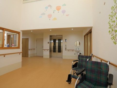 「介護付き有料老人ホーム住まいる入間」の庭。敷地内に庭を設け、癒しのある空間づくりを行っている。