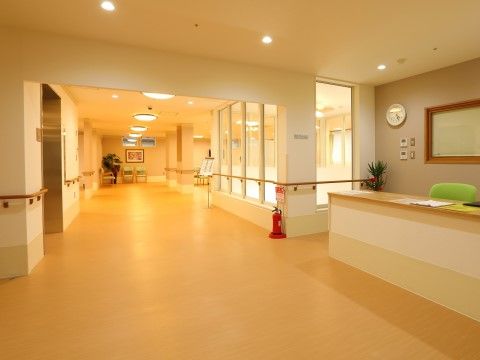 「介護付き有料老人ホーム住まいる入間」の通路。手すりを多く設け、歩行の手助けをしている。