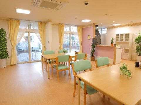 「介護付き有料老人ホーム住まいる入間」の食堂。4人掛けのテーブルセットが家庭的な雰囲気にしている。