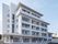 5階建てで、白が基調のマンションのような洗練された外観。1階部分は共用スペースとなっており、窓が大きくとられ、採光も良い。