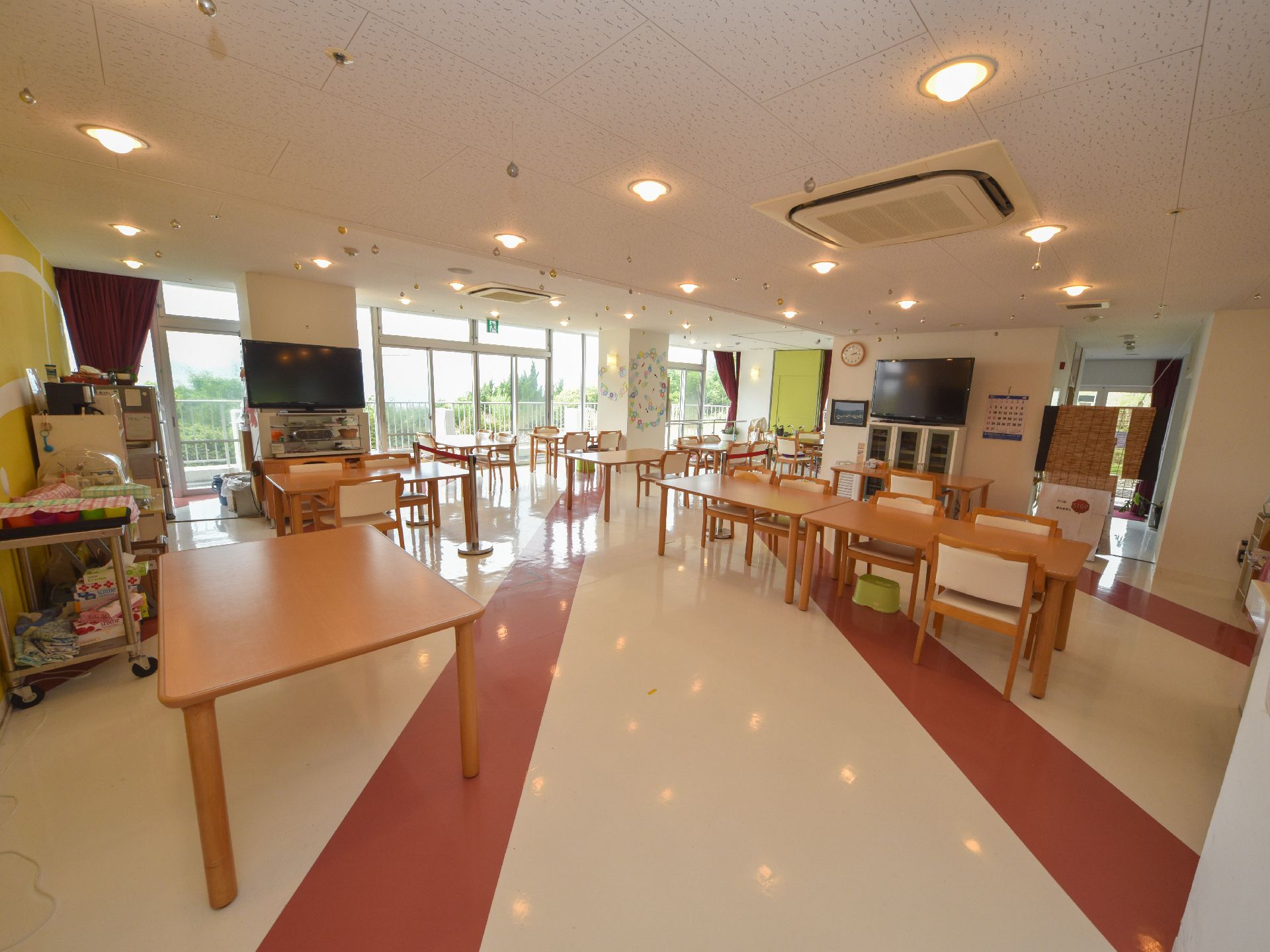 共有ルームの天井にはたくさんの照明がついており、床にその光が反射している様子を見ることができる。また、2台のテレビもある。