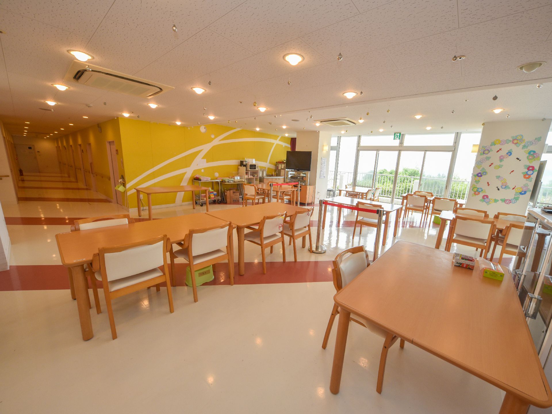 共有ルームの壁には、彩豊かなデザインのペイントが施されている。また、その奥には部屋につながるドアもたくさん見ることができる。