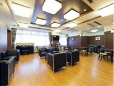 黒い１人用のソファがたくさん並べられている共有スペース