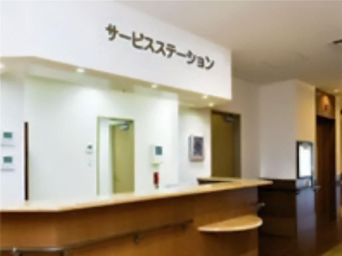 廊下の一角に作られた、スタッフが作業をするカウンター