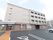 4階建てのクリーム色の施設になっており1階部分のみが茶色になっている。目の前がそのまま駐車場となっている。