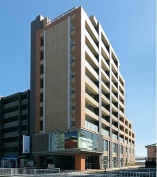 マンションのような外観で10階建てと高層である。1階には提携しているクリニックがあり、看板が掲示されている。
