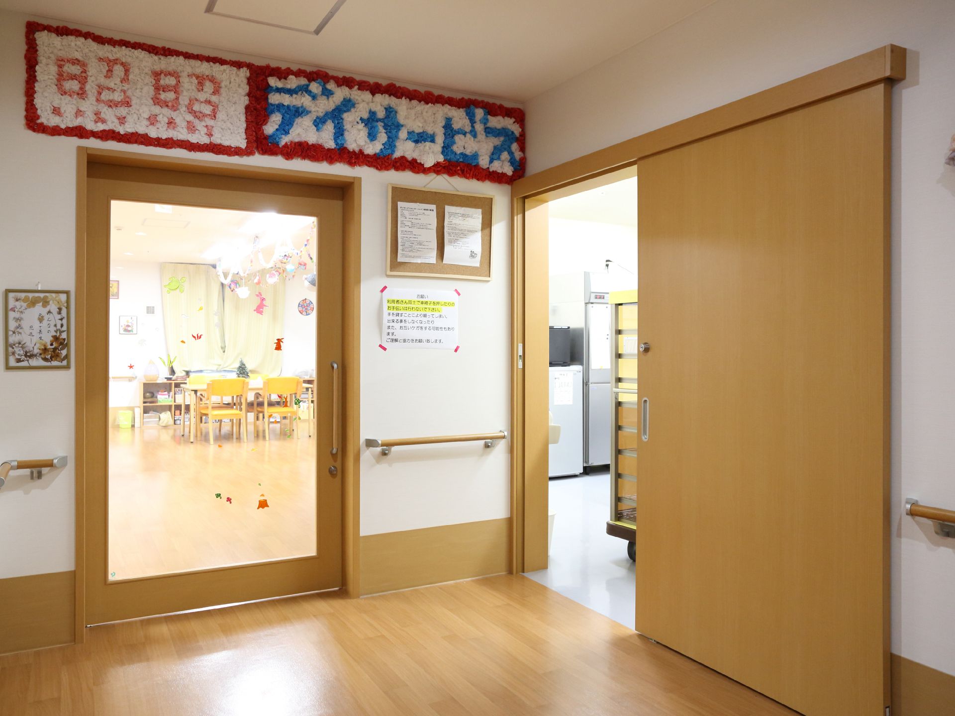 花紙で作られた花の飾り付けがされているダイニングの入口
