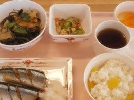 煮魚と栗ご飯、サラダや煮物が付いたメニュー