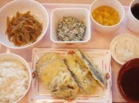 天ぷらときんぴらごぼうと白和え、ご飯と味噌汁のセット