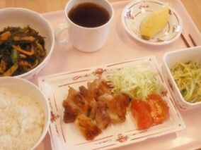ひじき煮と一口大にカットしたおかずのセット
