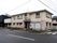 二階建ての建物で1階はピンク、2階はクリーム色になっている。施設前は余裕のあるスペースになっており道路に面している。