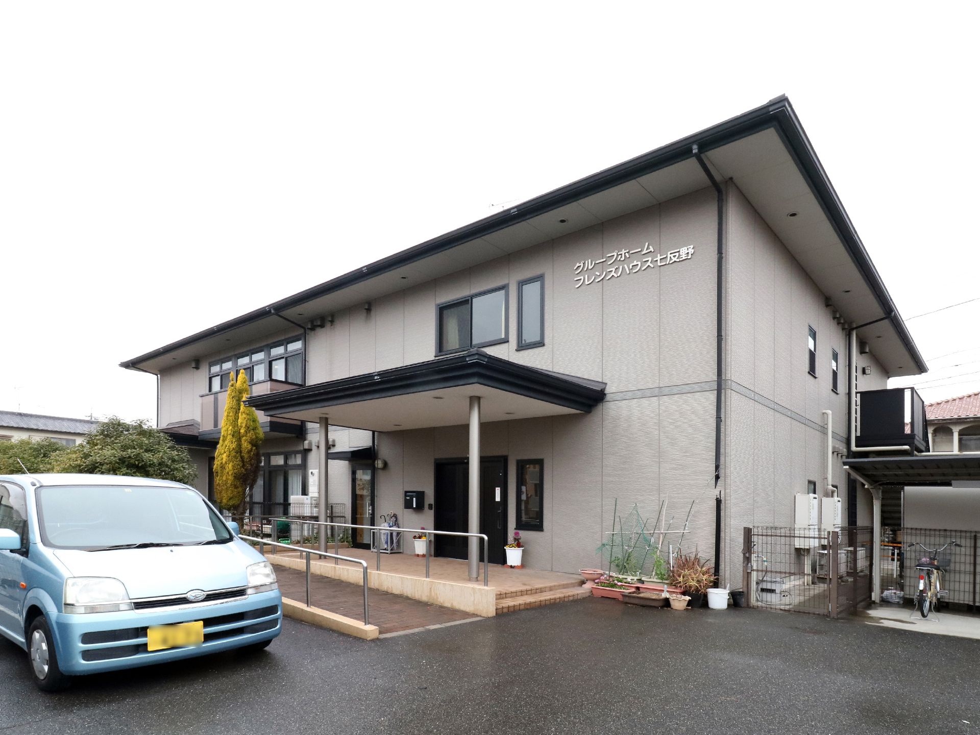 2階建のグレーの壁の建物になっている。入り口は雨よけが張り出しており、手すり付きのスロープが設置してある。