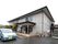 2階建のグレーの壁の建物になっている。入り口は雨よけが張り出しており、手すり付きのスロープが設置してある。