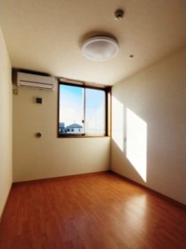 窓から日差しが差し込む入居者様の居室にはエアコンが設置されており、暑い日も寒い日も快適に過ごしていただける。