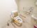 トイレルームにある便座の両サイドには長めの手すりがついている。また、壁にはトイレットペーパー不足時にスタッフに呼び掛けるよう促すものがある。