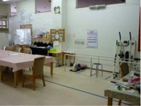 歩行訓練機などのトレーニング機材が置かれている広間