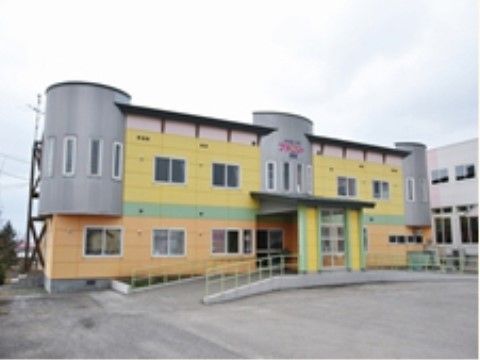 黄色、黄緑色、オレンジ色などの鮮やかな色彩の外観で明るい雰囲気になっているため、入居者様の気持ちも明るくなる。