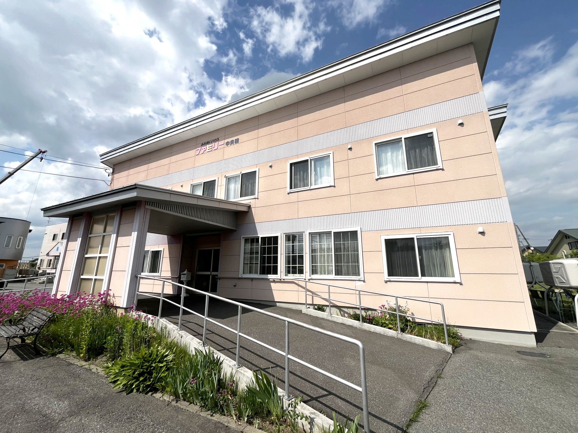 優しい色合いの建物外観
