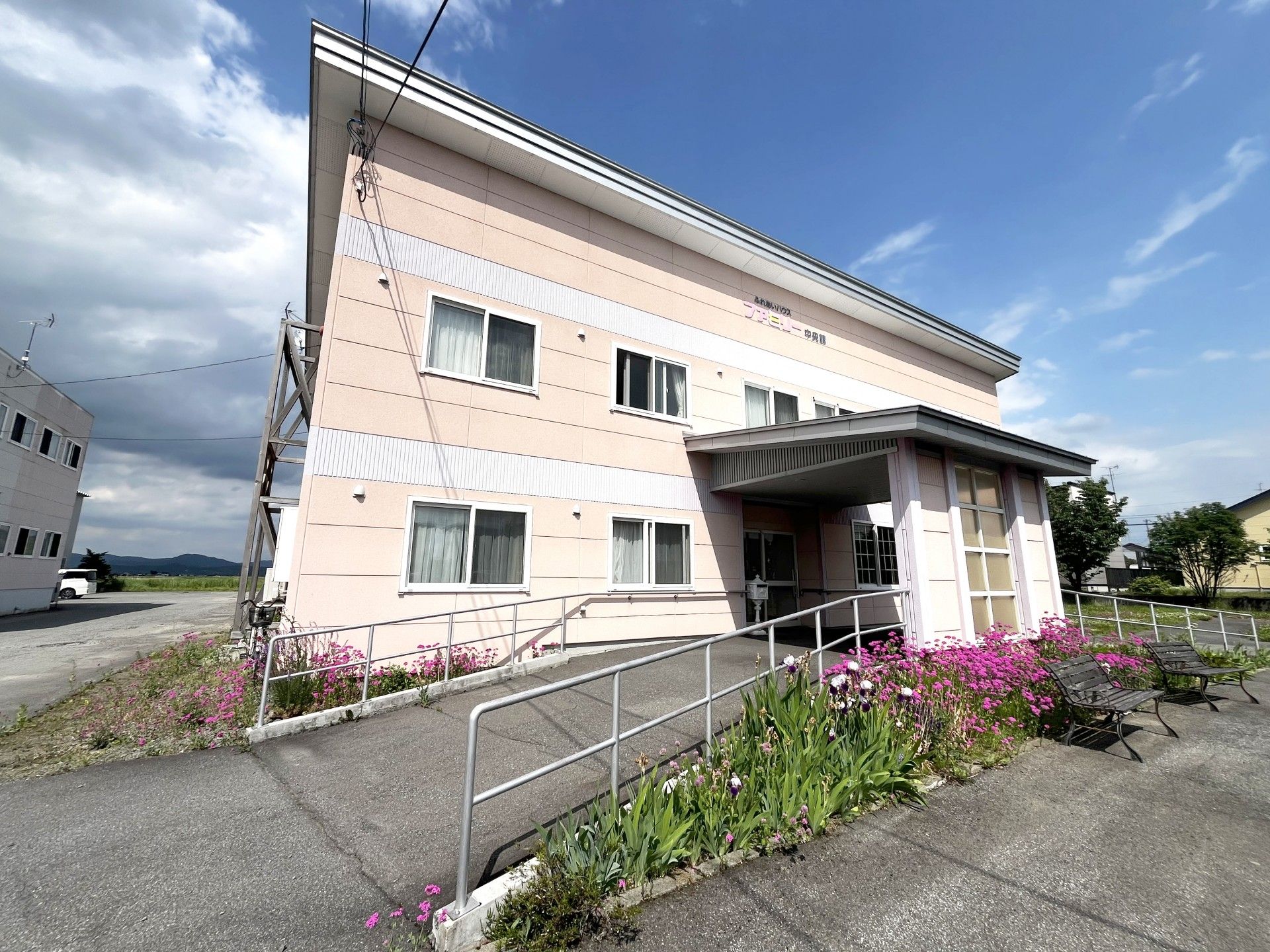 花に囲まれた建物の外観