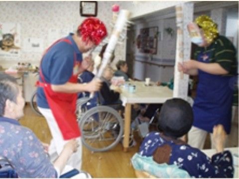 鬼のお面をつけこんぼうを持った２名のスタッフとその様子を見る入居者様