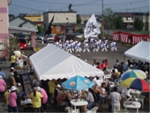 白い大きなテントやパラソルが広げられて開催されている運動会