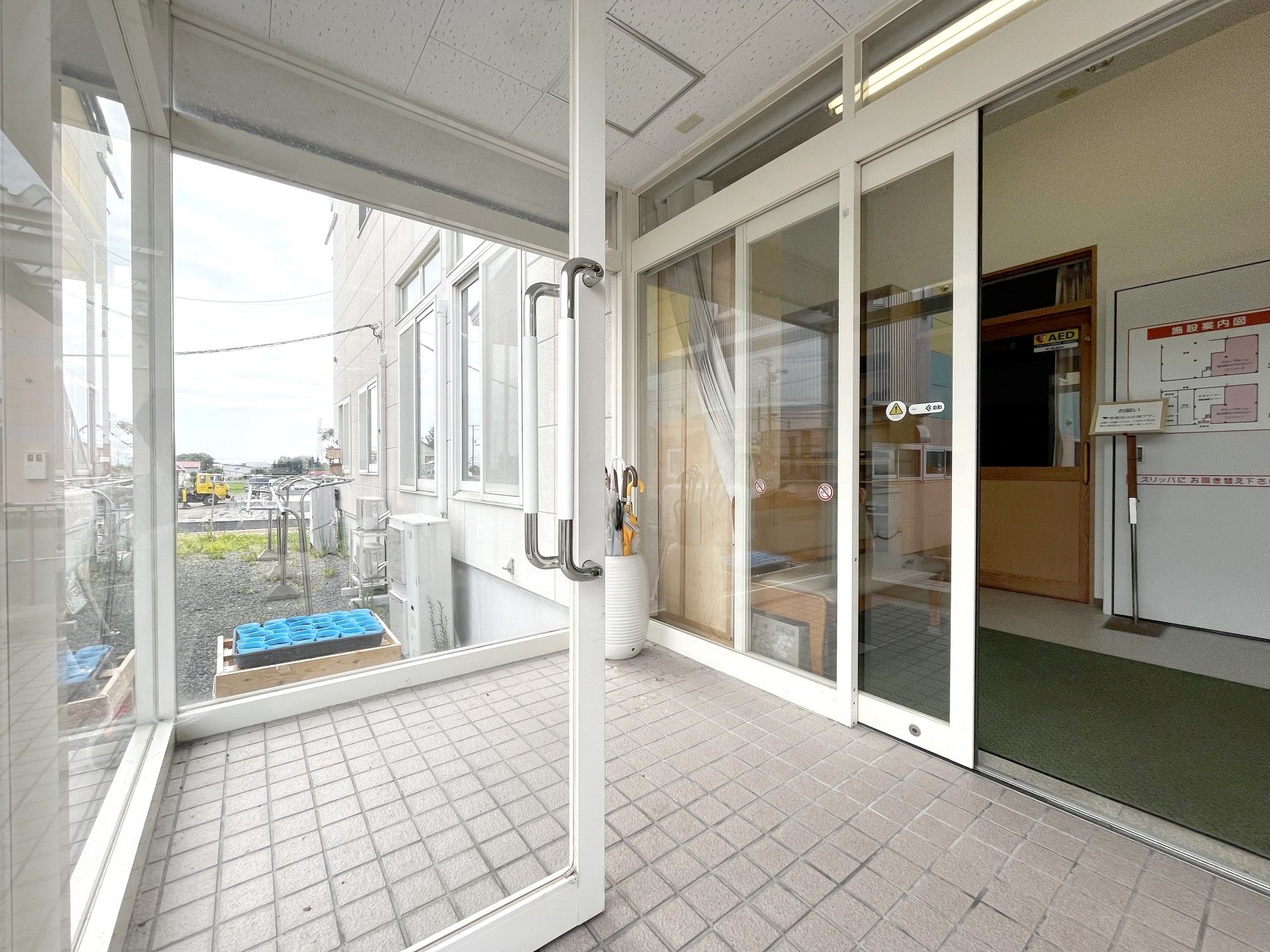 明るい玄関の出入口