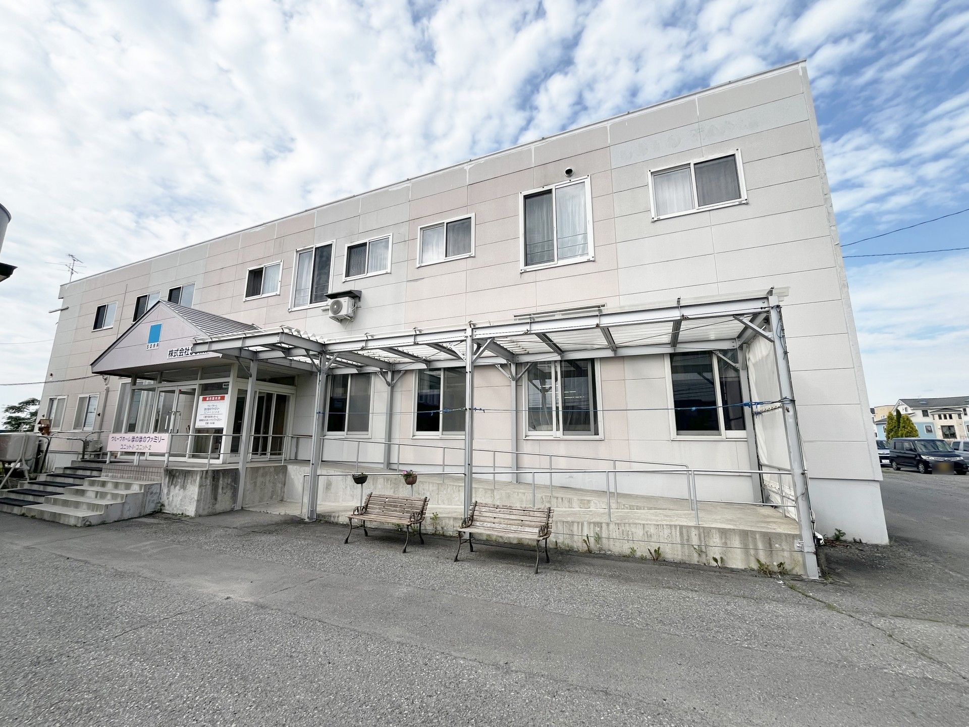 広いエントランスの建物