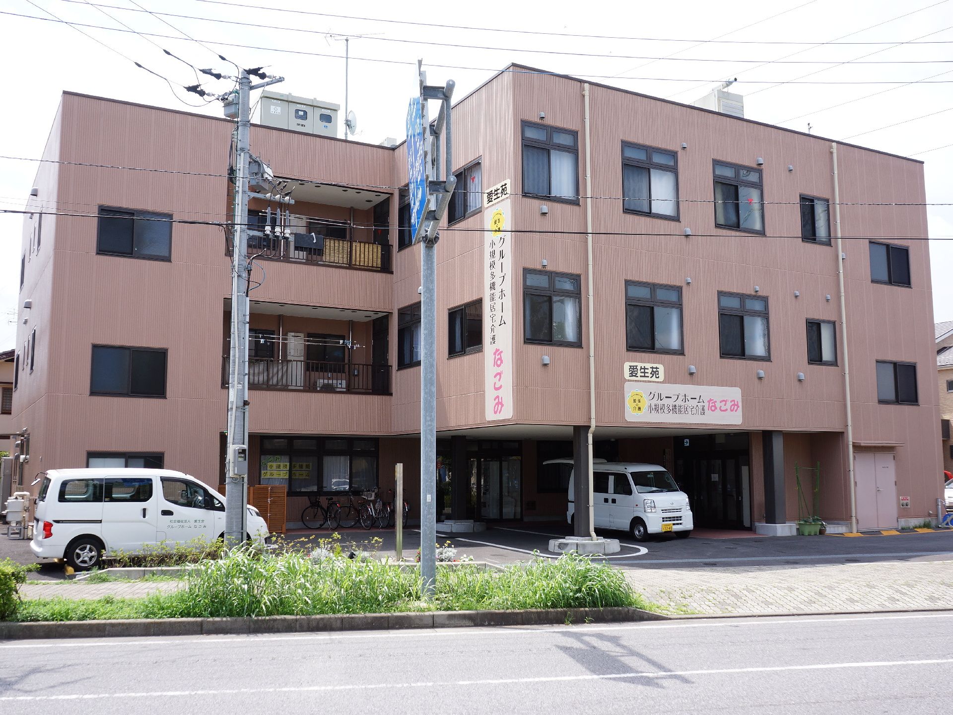 鉄筋3階建ての造り。薄い茶色の外壁で、施設正面に車の乗降用スペースが設けてある。施設名が数か所に表示してある。