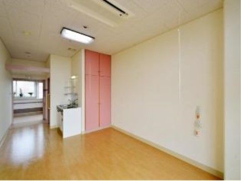 ワンルームタイプの一人部屋。ミニキッチンや収納など、充実した設備が付いているので、快適にお過ごしいただける。