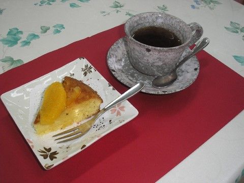 赤いランチョンマットに載せられた、コーヒーとアップルパイ