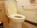 トイレには、手すりが付いており、便座の高さも低めに作られている。また、緊急用ブザーも設置されている。