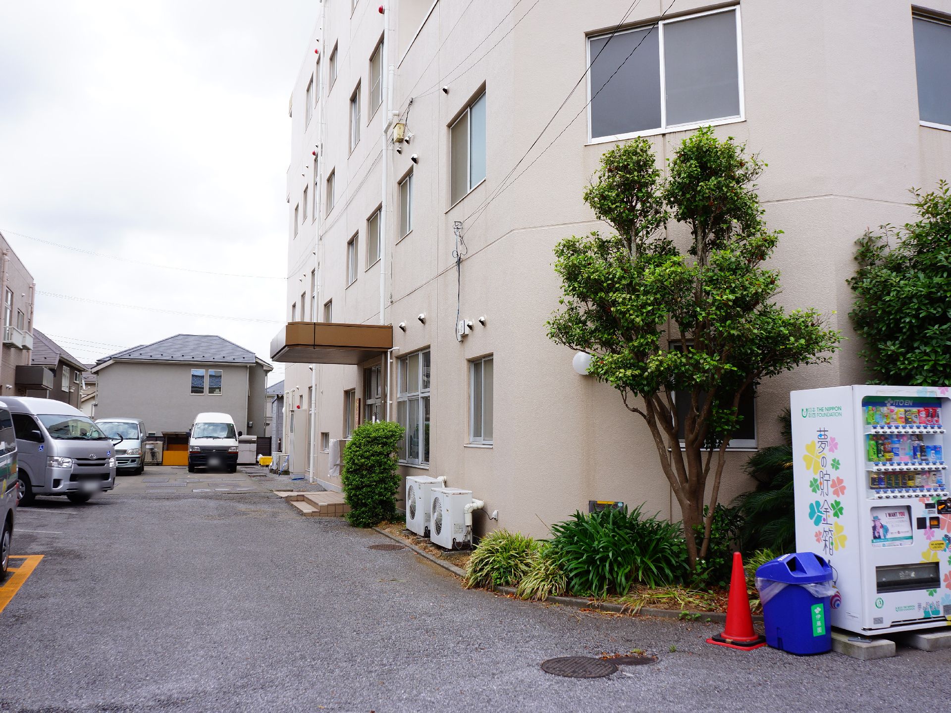 外観は、一見病院のように見えますが、出入り口前には駐車場も完備されており、来訪者が車で来ても大丈夫なようになっている。