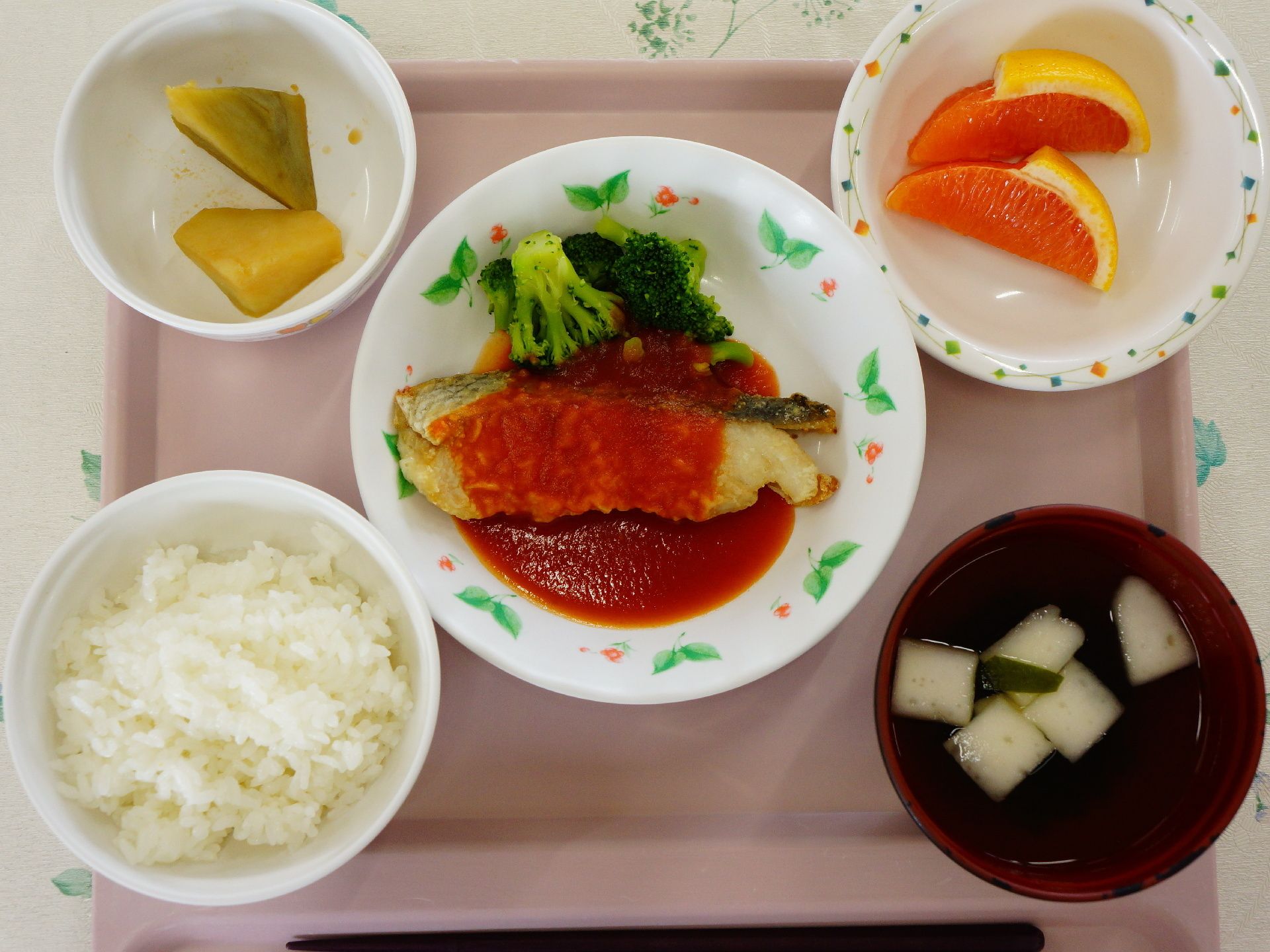 栄養士によって考えられたバランスの良い食事は、食べやすい献立になっており、彩も鮮やかで食欲をそそるものになっている。