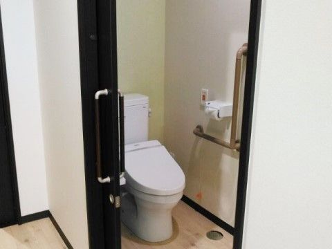 居室内にもトイレが用意されている。壁には手すりが取り付けられている。入居者様が毎日を安全に過ごせる環境を提供している。