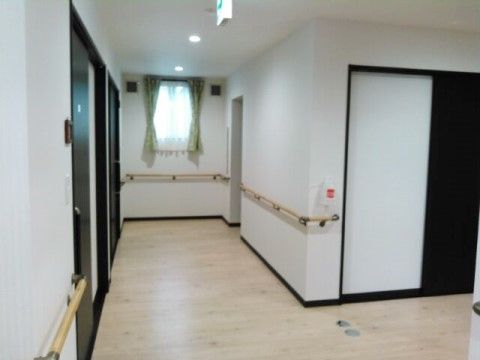 廊下は窓からの採光により明るくなっている。壁には手すりが設置されており、足腰の弱い方でも安全に移動できる。