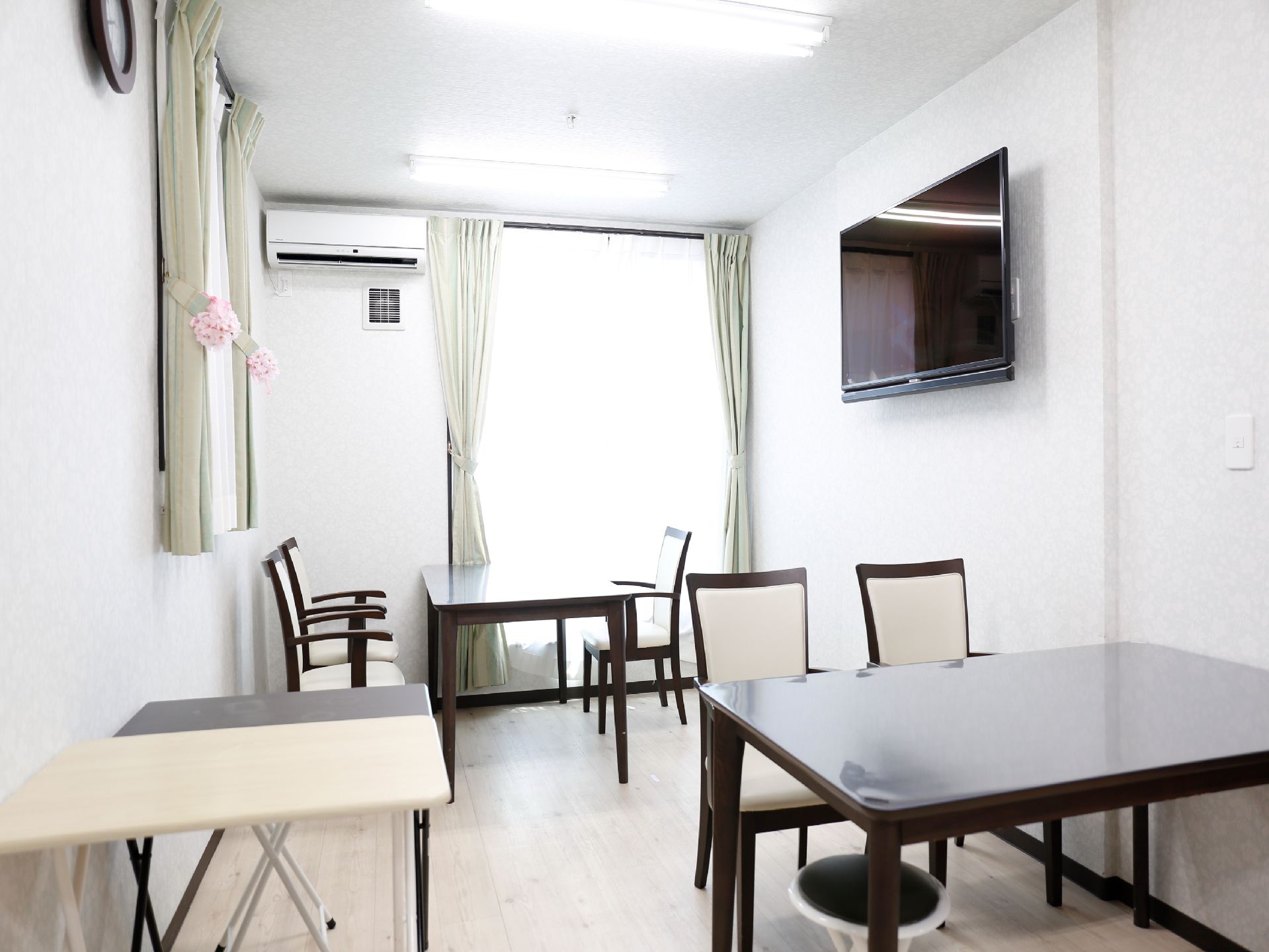 カウンセリングや入居の相談といった多目的に使える部屋には、イスやテーブルが設置されている。また吊り下げ型のテレビも備え付けられている。