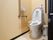 トイレには手すりがあり、立ったり座ったりが楽にできる。気分が悪くなった時には呼び出しボタンを押すこともできる。