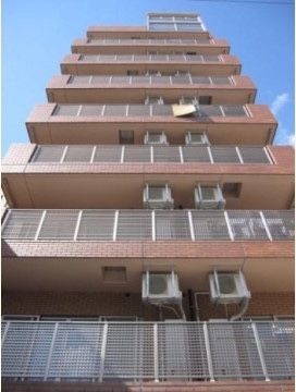 高層マンションのようなグループホームである。ベランダがあり、転落防止のためフェンスが取り付けられている。