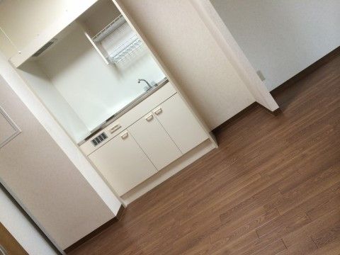 火を使わず安心のIH調理器付きのキッチン付きの居室で、収納も豊富。好きな時に使うことができるので便利である。