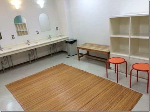 広めのつくりの脱衣所には椅子や洗面台を多数配置しているので、自分のペースでゆったりと使うことができる。