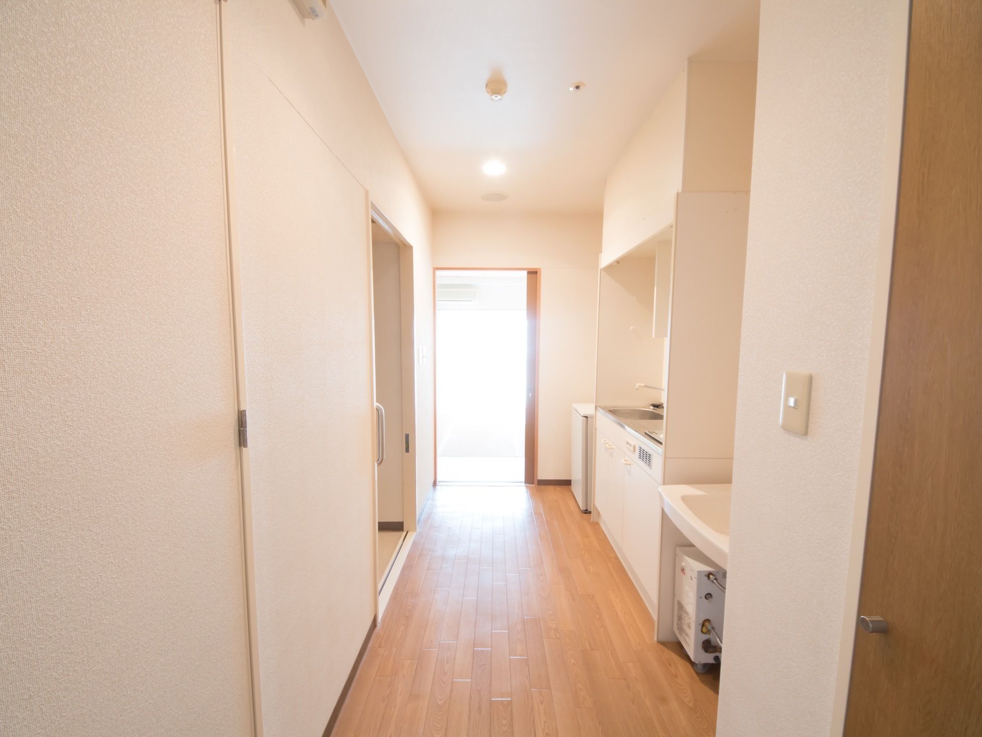 細長い構造をした居室。入口側にはトイレやキッチン、洗面台といった生活のための充実した設備が設置されている。